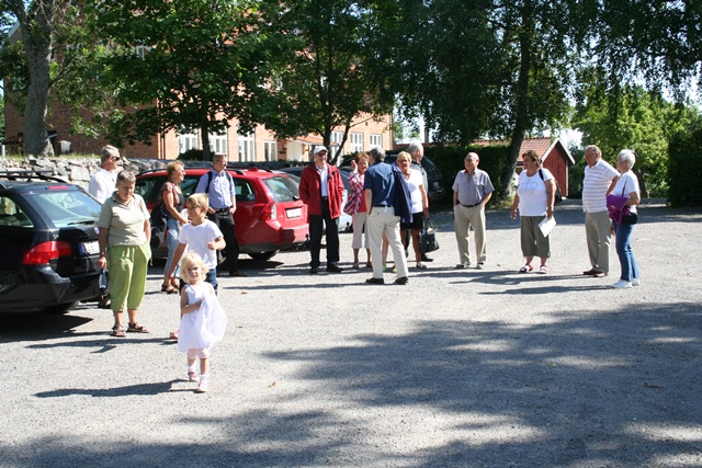 Samling vid kyrkan